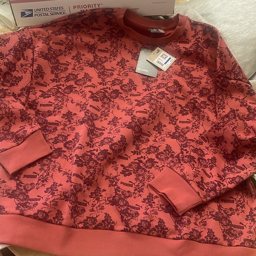 PUMA RELAXED FIT SWEATSHIRT tags on🎉PRICE DROP🎉